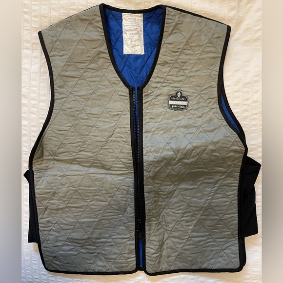 #162- Ergodyne Chill-Its 6665 Evaporative Cooling Vest - Gray, Large - Picture 1 of 4